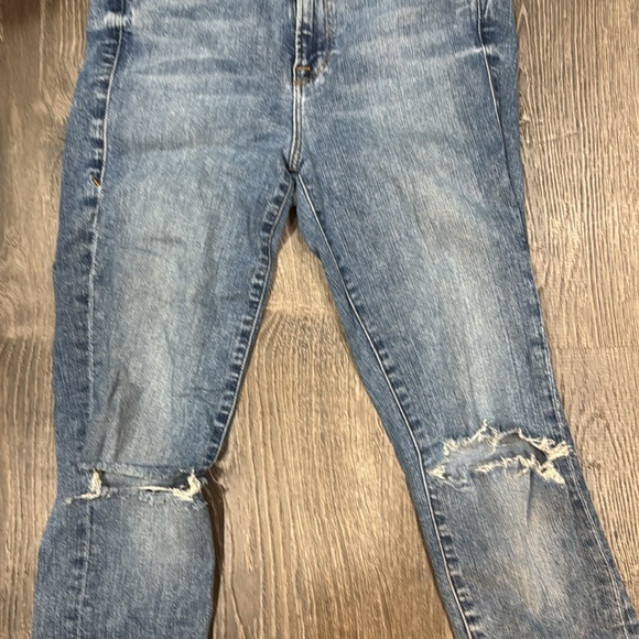 Good American Good Legs skinny jeans with rips in both knees - Picture 2 of 3